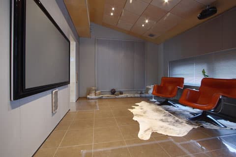 Kotiteatteri valtaa olohuoneen tai rakennetaan kellariin