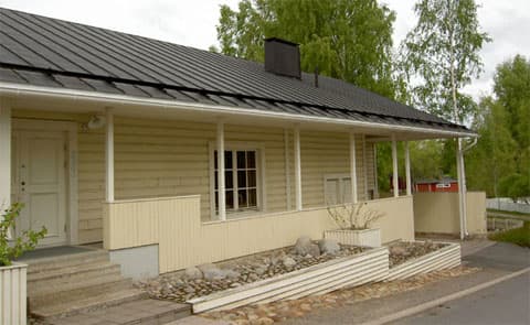 keltainen puutaloa