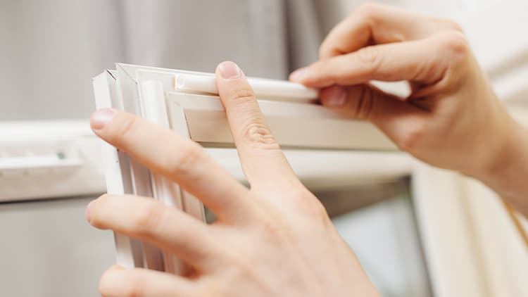 <p data-block-key="q7dz2">Lasien väliin kertyvä kosteus kertoo usein puutteellisesta ilmankierrosta ikkunoiden välissä – oikein säädetty tuuletus auttaa ehkäisemään huurtumista ja jäätymistä.</p>