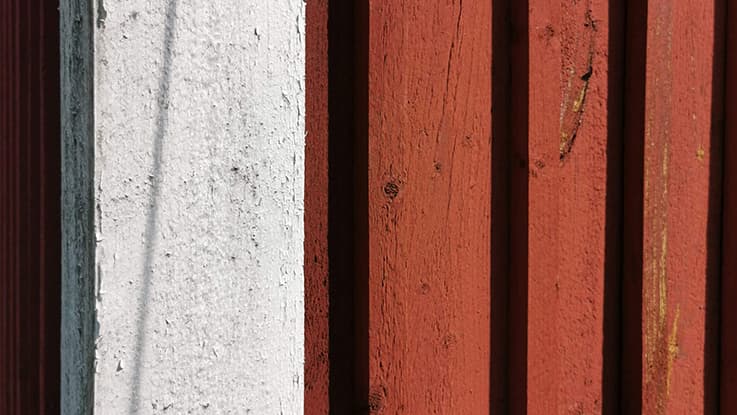 <p data-block-key="xd6rk">Punamultaa ja öljymaalia samassa rakennuksessa. Vanhoissa rakennuksissa seinäpinnat, ikkunanpielet, nurkkalaudat ja koristeosat on voitu käsitellä eri maalityypeillä. (kuva Toni Tammi)</p>