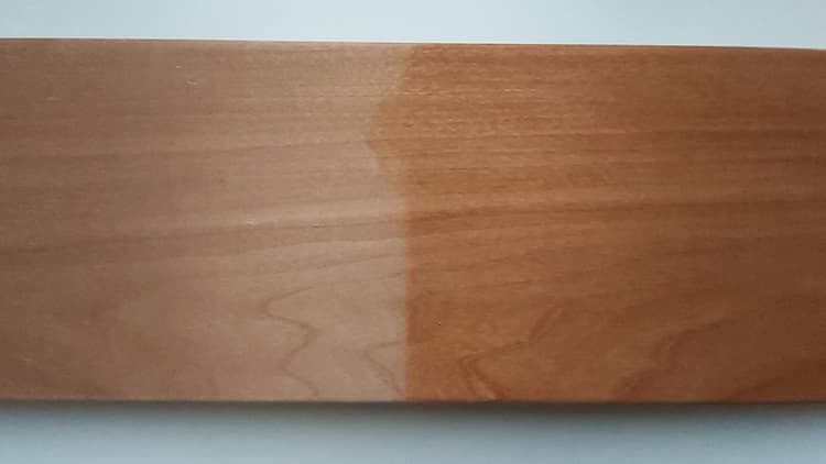 <p data-block-key="bvlmo">Parafiiniöljyllä käsittely syventää lämpökäsitellyn haavan väriä. (Kuva Sari Nieminen)</p>