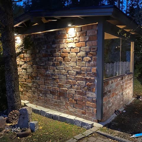 <p data-block-key="r19ng">Kankaanpäästä tuodut vanhat tiilet saivat uuden elämän Tampereella, kun niistä muurattiin pyöräkatos viisihenkisen perheen pihalle. (Kuva: Panu Pitkänen)</p>