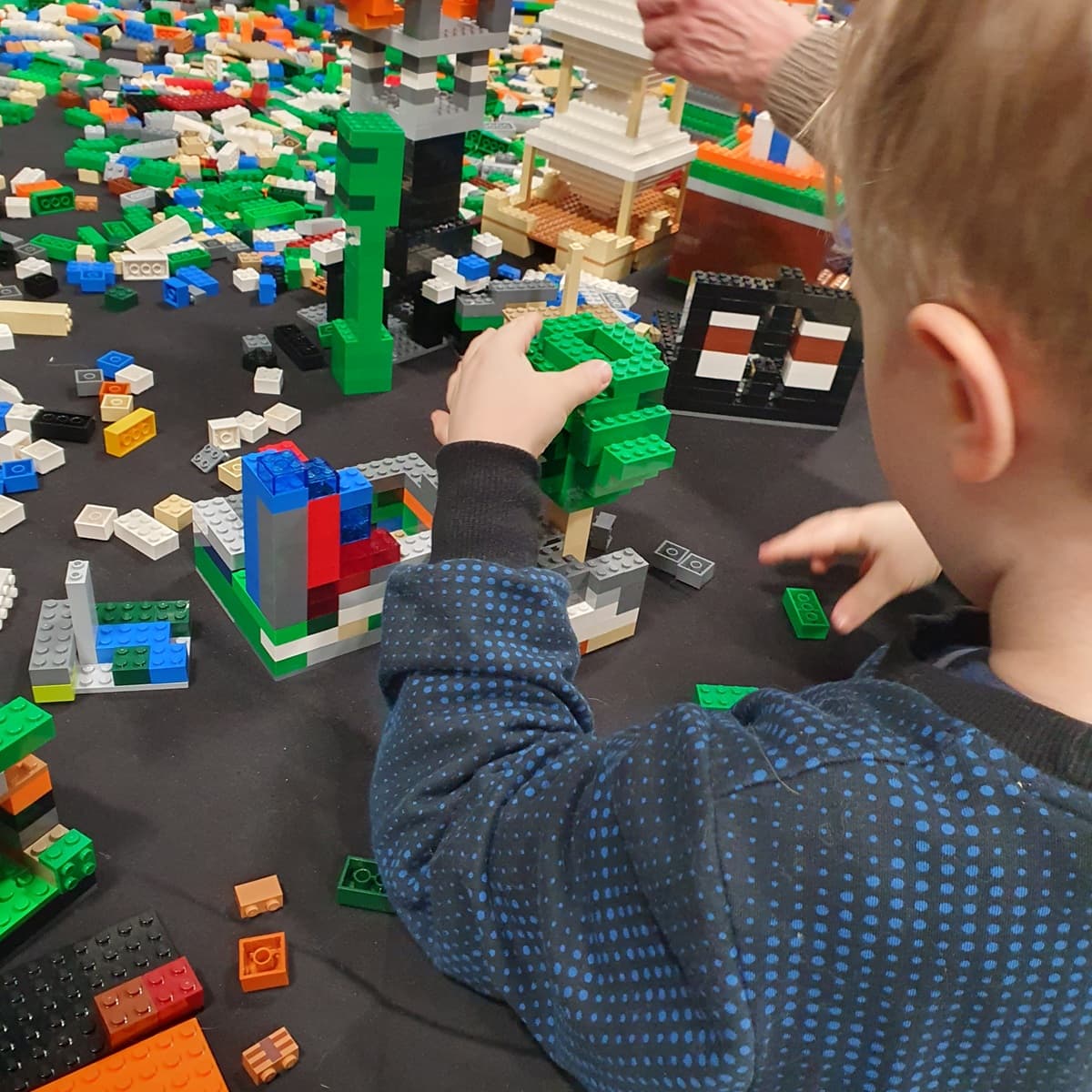 <p data-block-key="l3aa7">Perhepäivän LEGO-alueella mielikuvitus pääsee valloilleen, kun lapset rakentavat palikoista omia talojaan, tornejaan ja kokonaisia maailmoja ohjaajien kannustamana.</p>