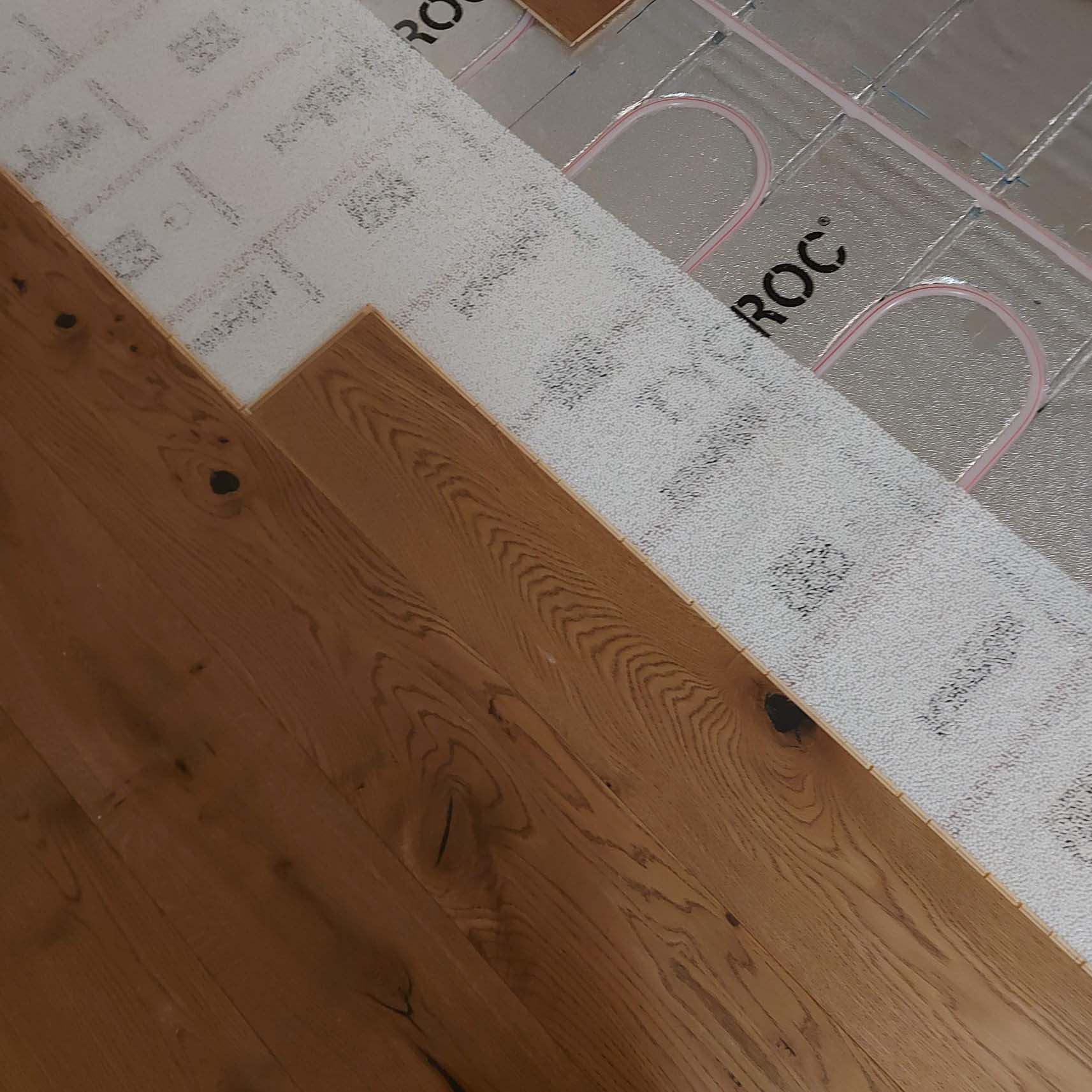<p data-block-key="kznhs">Lämmönjako tapahtuu lämmönjakokeskuksen kautta, joka siirtää lämmön päärakennuksen lattialämmitysjärjestelmään.</p>