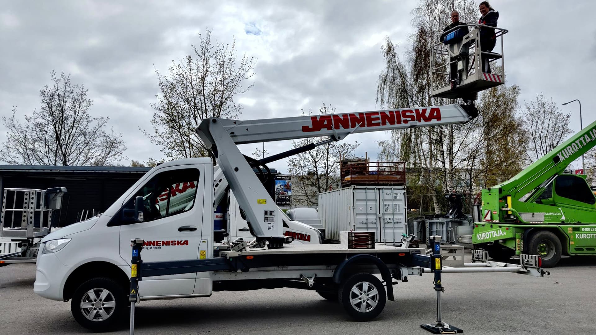 <p data-block-key="pyka1">Janneniskan osaava henkilökunta opasti henkilönostimen käytössä.</p>