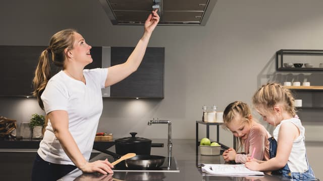 Innohome EVO äiti ja kaksi lasta keittiössä