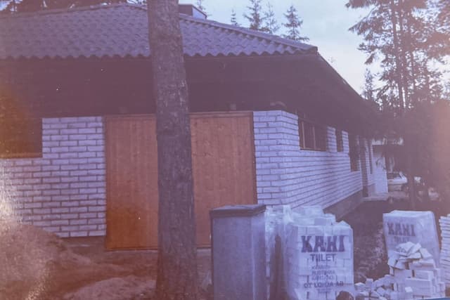 Kahitiiliä talon edessä