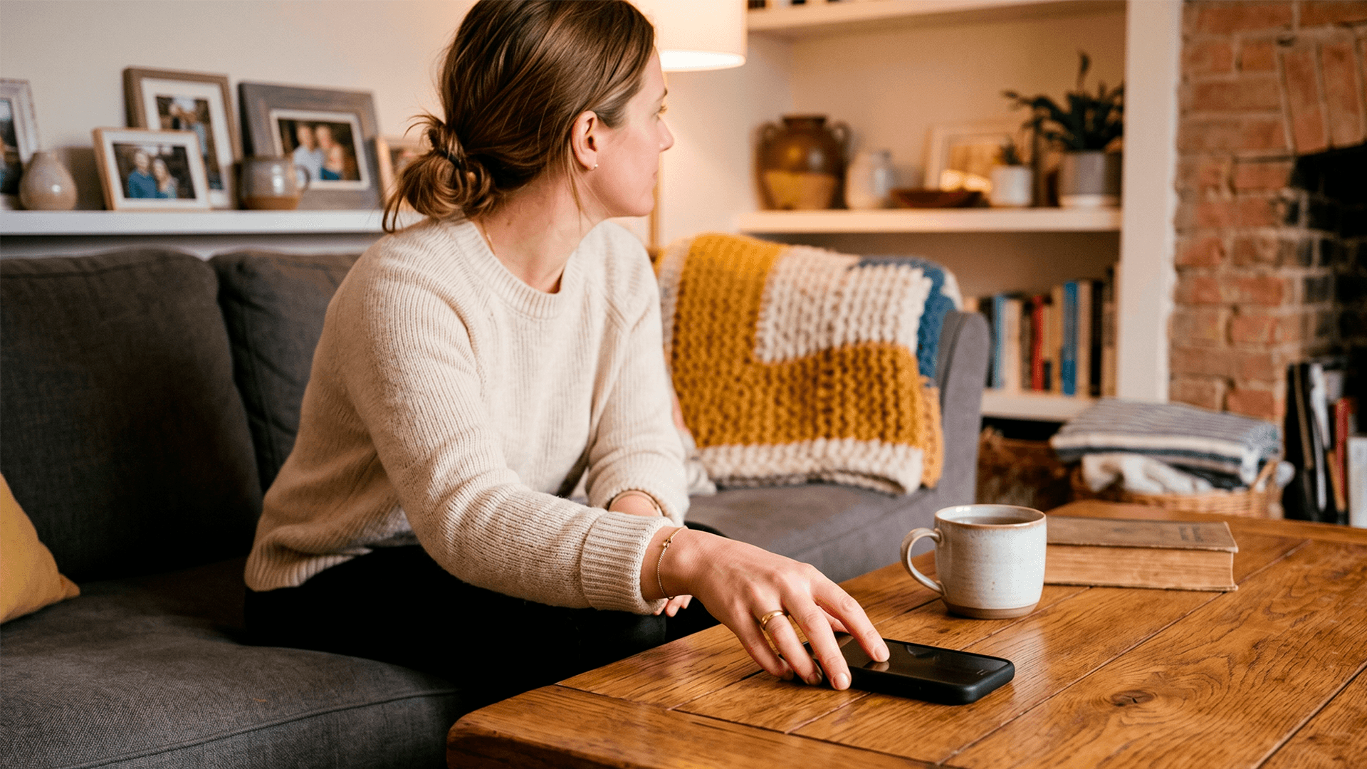 <p data-block-key="ttcxx">Koti ei ole Instagram-tili. Sen ei tarvitse näyttää hyvältä kaikille. Joskus on hyvä vain kääntää puhelin pöydällä väärin päin. (Kuva Sari Nieminen, Kuva on tuotettu tekoälyavusteisesti.)</p>
