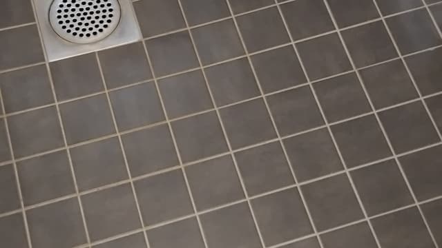 Kuvassa kylpyhuoneen lattialaatoitusta