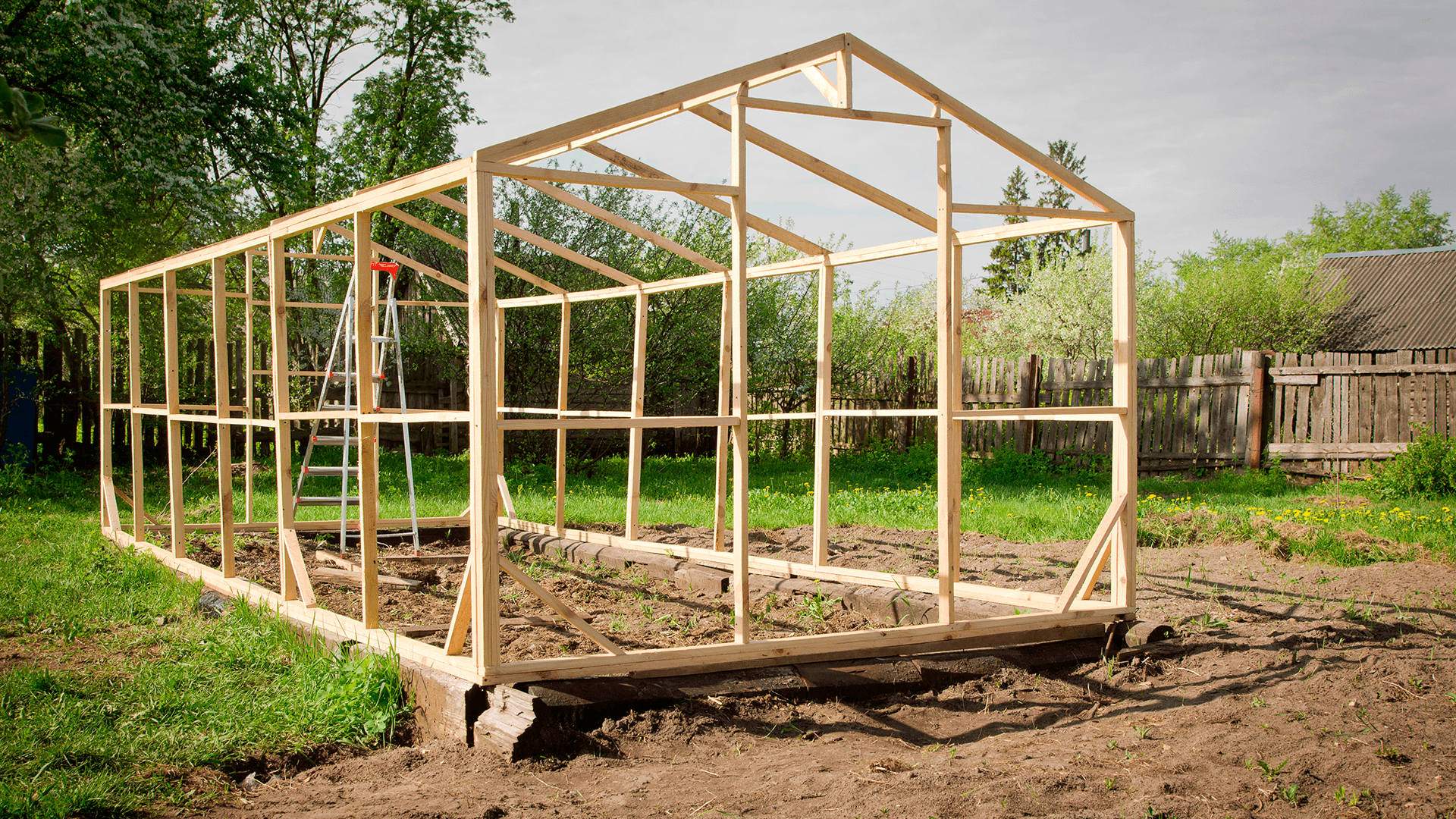 <p data-block-key="rx341">Kunnollinen perustus auttaa kasvihuonetta pysymään suorassa, kestämään routaa ja ehkäisee rakenteiden painumista. (Kuvituskuva Adobe Stock)</p>