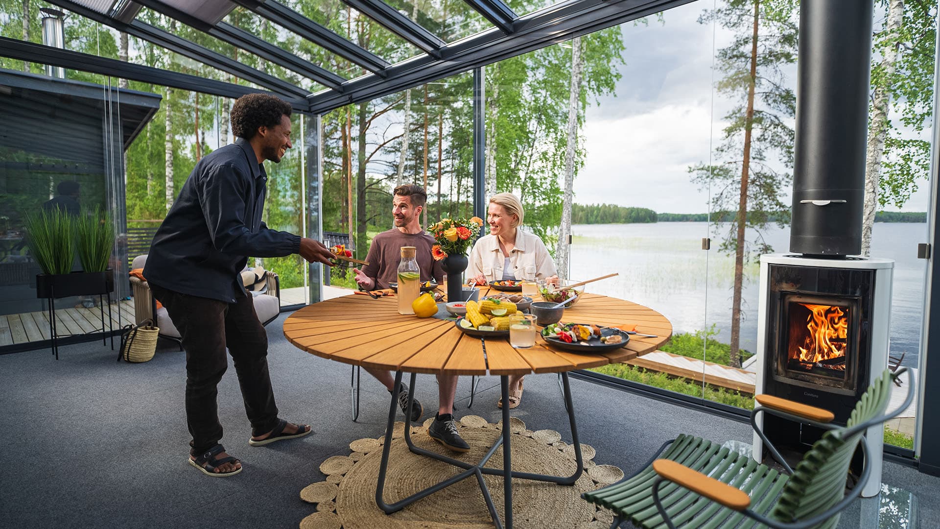 <p data-block-key="2ek7u">Vaikka järvenselältä puhaltaisi viileäkin tuuli, on lasitetulla terassilla siitä huolimatta viihtyisää.</p>