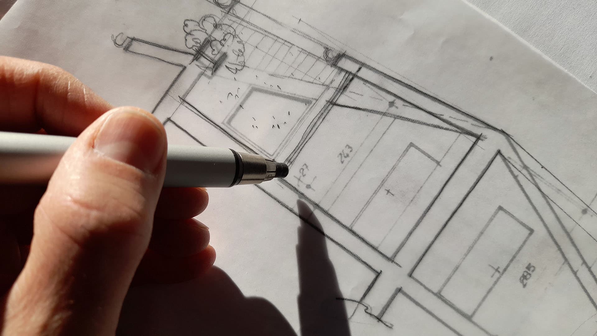 käsi piirtää paperille mittoja