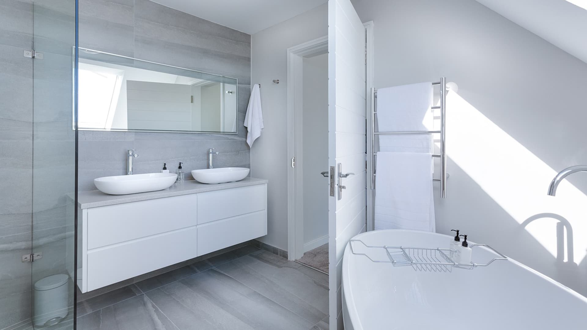 moderni ja minimalistinen vaalea kylpyhuone