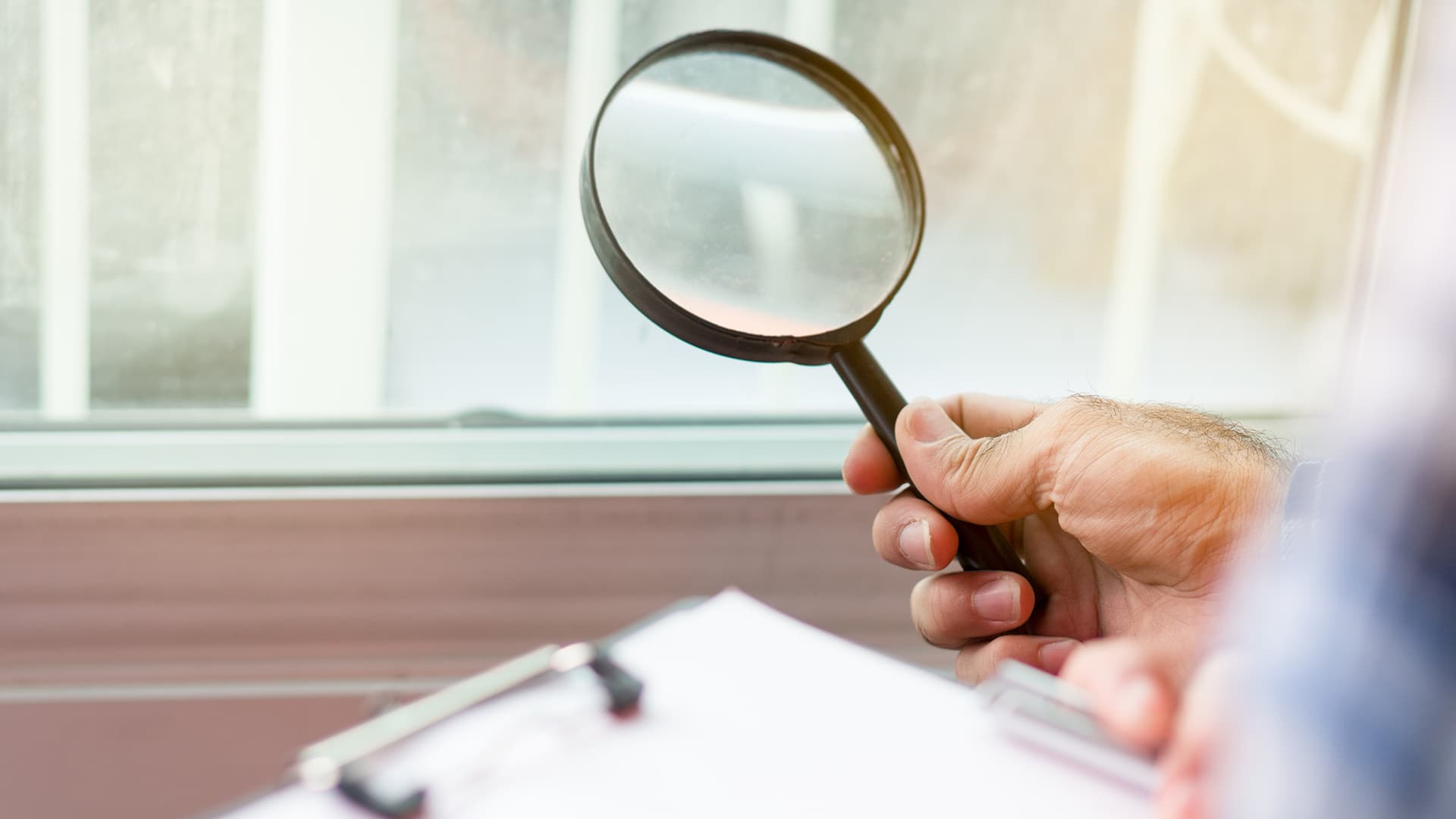 <p data-block-key="mel1b">Perusteellinen kuntotarkastus kestää omakotitalossa tyypillisesti kolmesta neljään tuntia. Tarkastus alkaa jo ennen kohteelle saapumista, kun tarkastaja perehtyy rakennuksen dokumentteihin.</p>