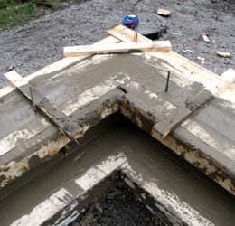 <p data-block-key="5poyl">Hierretty betonipinta ja tartuntateräkset asennettuna.</p>