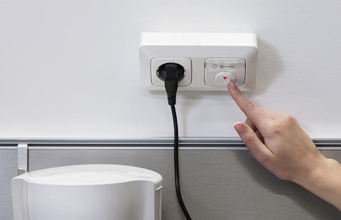 <p data-block-key="suzbw">Huoli kahvinkeittimen jäämisestä päälle voidaan unohtaa ajastinta käytettäessä.</p>