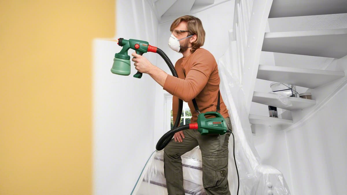 <p data-block-key="6xbwy">Bosch easy spray maaliruiskun avulla hoidat suuretkin pinta-alat.</p>