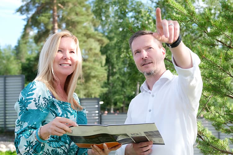 <p data-block-key="40xqs">Aulis Lundell Oy:n toimitusjohtaja Leena Lundell ja arkkitehti Matti Kuittinen.</p>