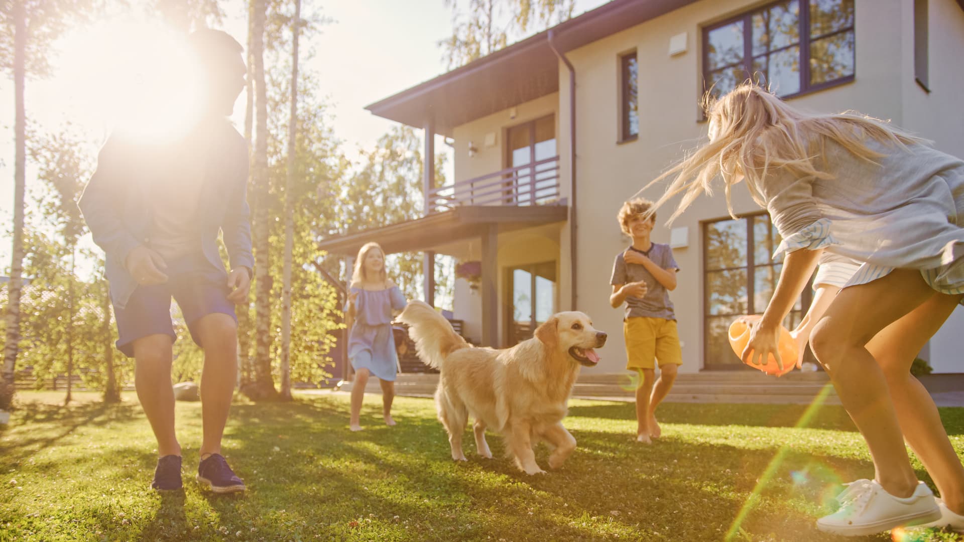Viihtyisä yhteispiha houkuttelee asukkaat ulos