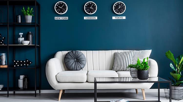 <p data-block-key="d779h">Tumma sininen luo upean tukevan taustan esimerkiksi valkoiselle. Kuvan väri on viitteellinen. Kuva Shutterstock.</p>