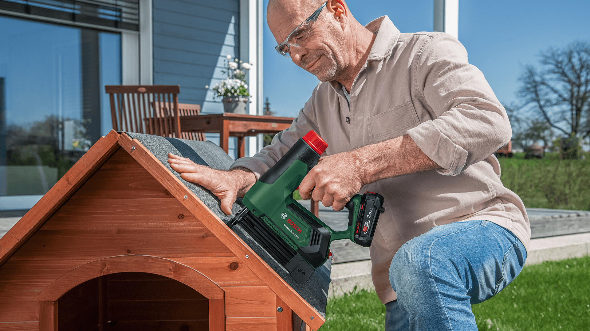 <p data-block-key="kpz6z">Bosch AdvancedTacker 18V-25 toimii sekä hakasnaulaimena että viimeistelynaulaimena, joten samalla työkalulla onnistuvat monet kodin ja pihan kiinnitystyöt.</p>