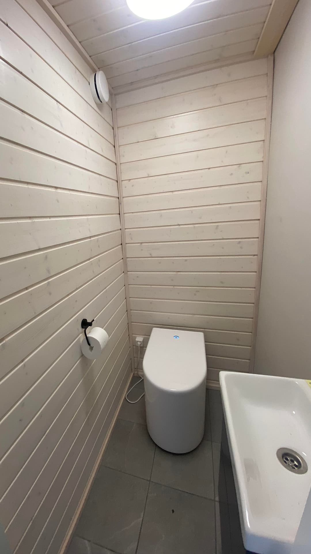 <p data-block-key="3wpva">Valmis wc-tila osoittaa, kuinka siro polttava käymälä voidaan integroida osaksi modernia sisustusta myös pienessä tilassa.</p>