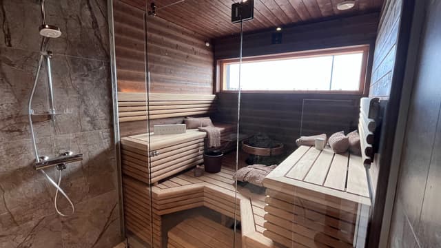 kuvassa Kastelli Villa Mokan tumman ruskea sauna