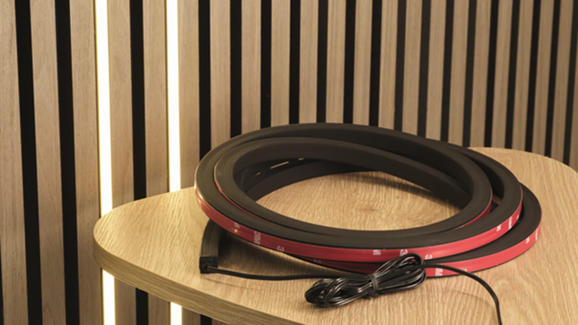 <p data-block-key="1sn2c">OSRAM FLEX ACOUSTIC BLACK painetaan suoraan akustiikkapaneelin uraan ilman erillisiä alumiiniprofiileja tai monimutkaisia kiinnikkeitä.</p>