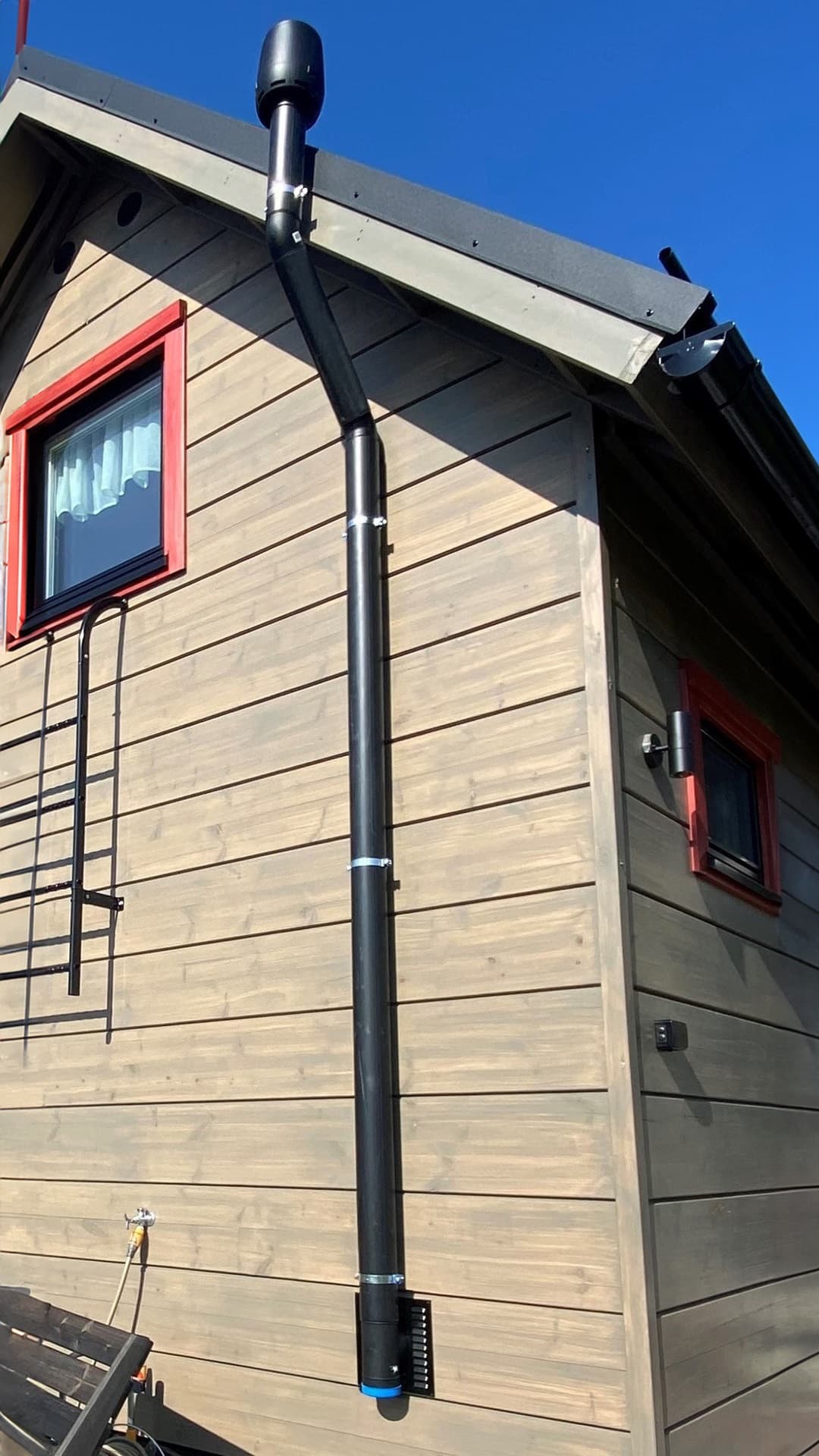 <p data-block-key="lp183">Käyttäjäystävällinen sisävessa tuo mukavuutta vuoden jokaisena päivänä. Hiilet® Luxuryn huomaamattomasti sijoitettu poistoputki ohjaa palokaasut turvallisesti ulos, varmistaen hajuttoman ja miellyttävän sisäilman mökillä tai vapaa-ajan asunnossa.</p>