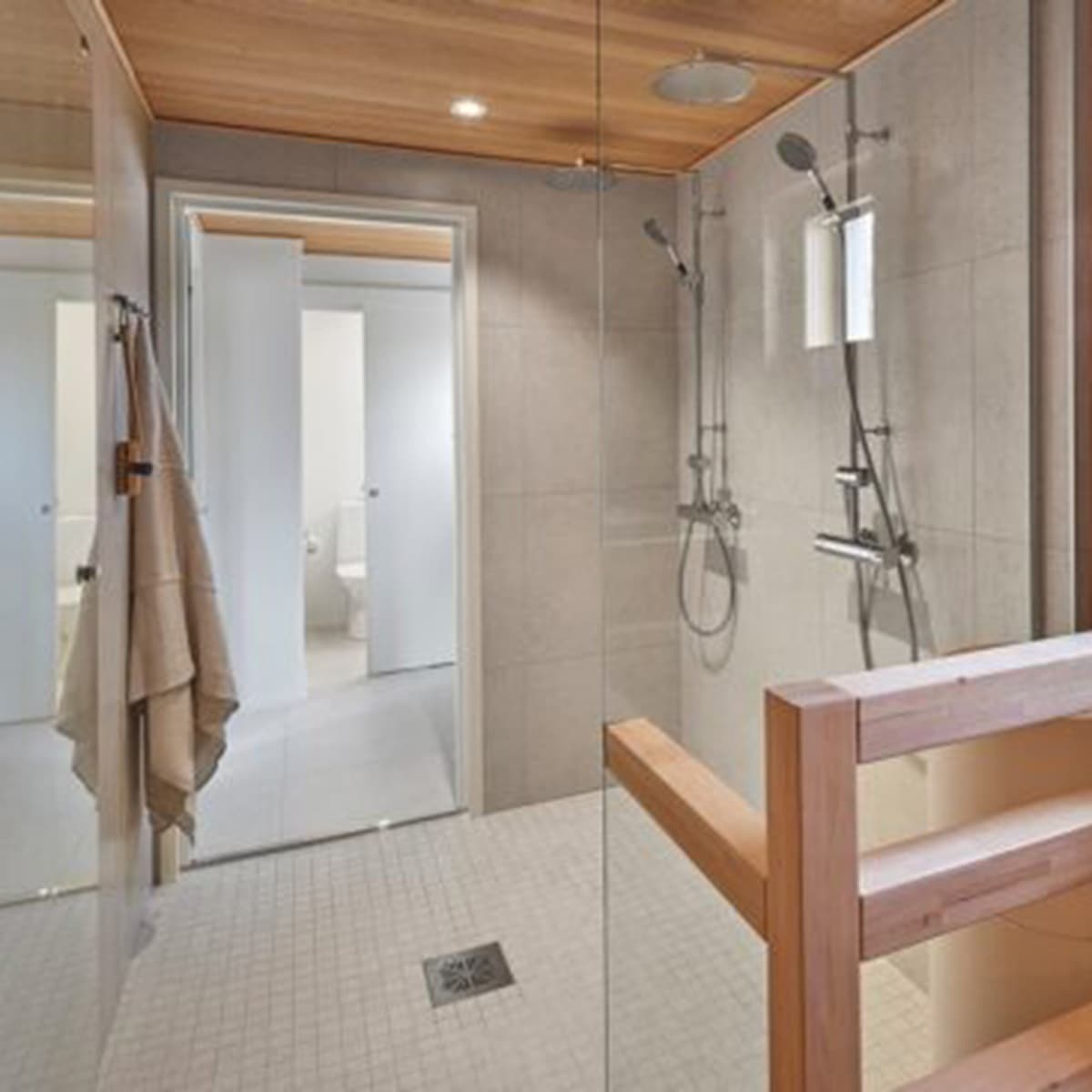 <p data-block-key="dv7rg">7) Laatoilla, modernilla linjalattiakaivolla ja harkituilla yksityiskohdilla kylpyhuoneeseen syntyy ylellinen kotikylpylän tunnelma.</p>