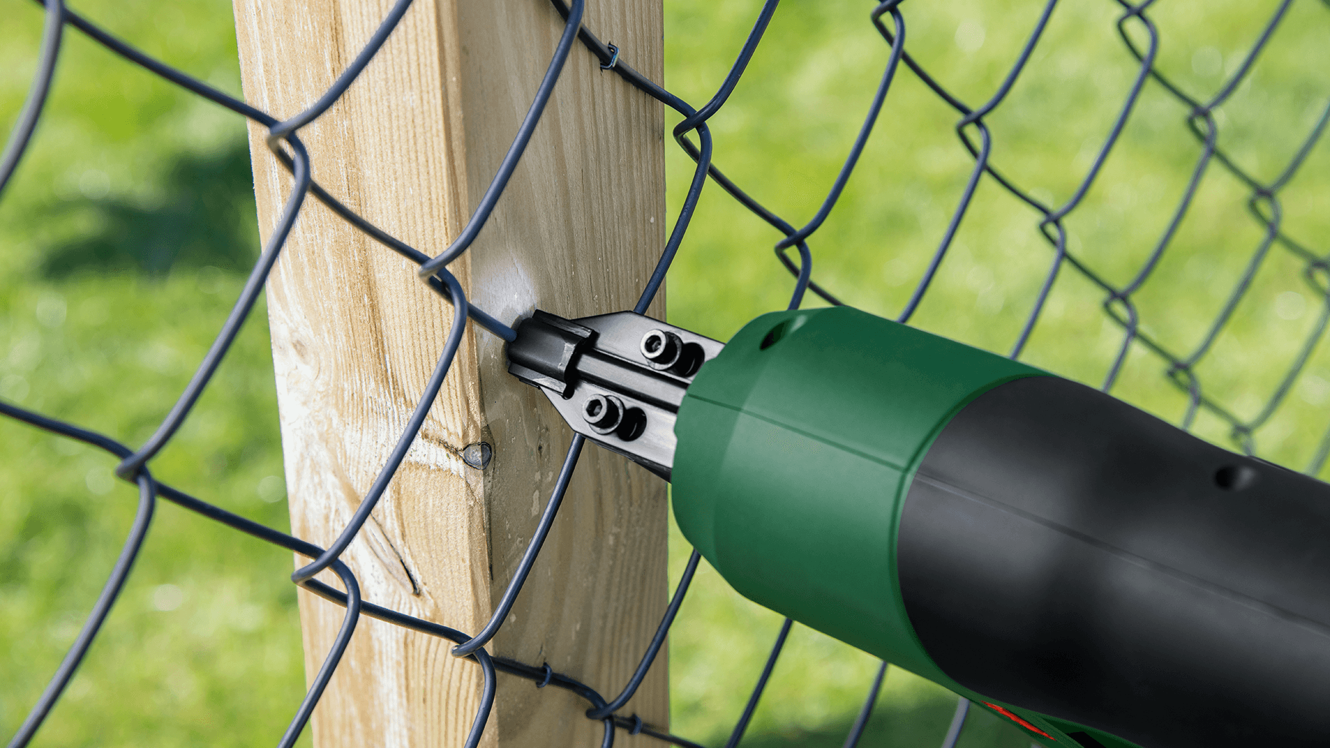 <p data-block-key="oqjar">Bosch AdvancedTacker 18V-25:n kärki asettuu tarkasti kiinnityskohtaan, jolloin verkko tai muu ohut materiaali saadaan kiinnitettyä siististi puurakenteeseen sinkilöillä.</p>