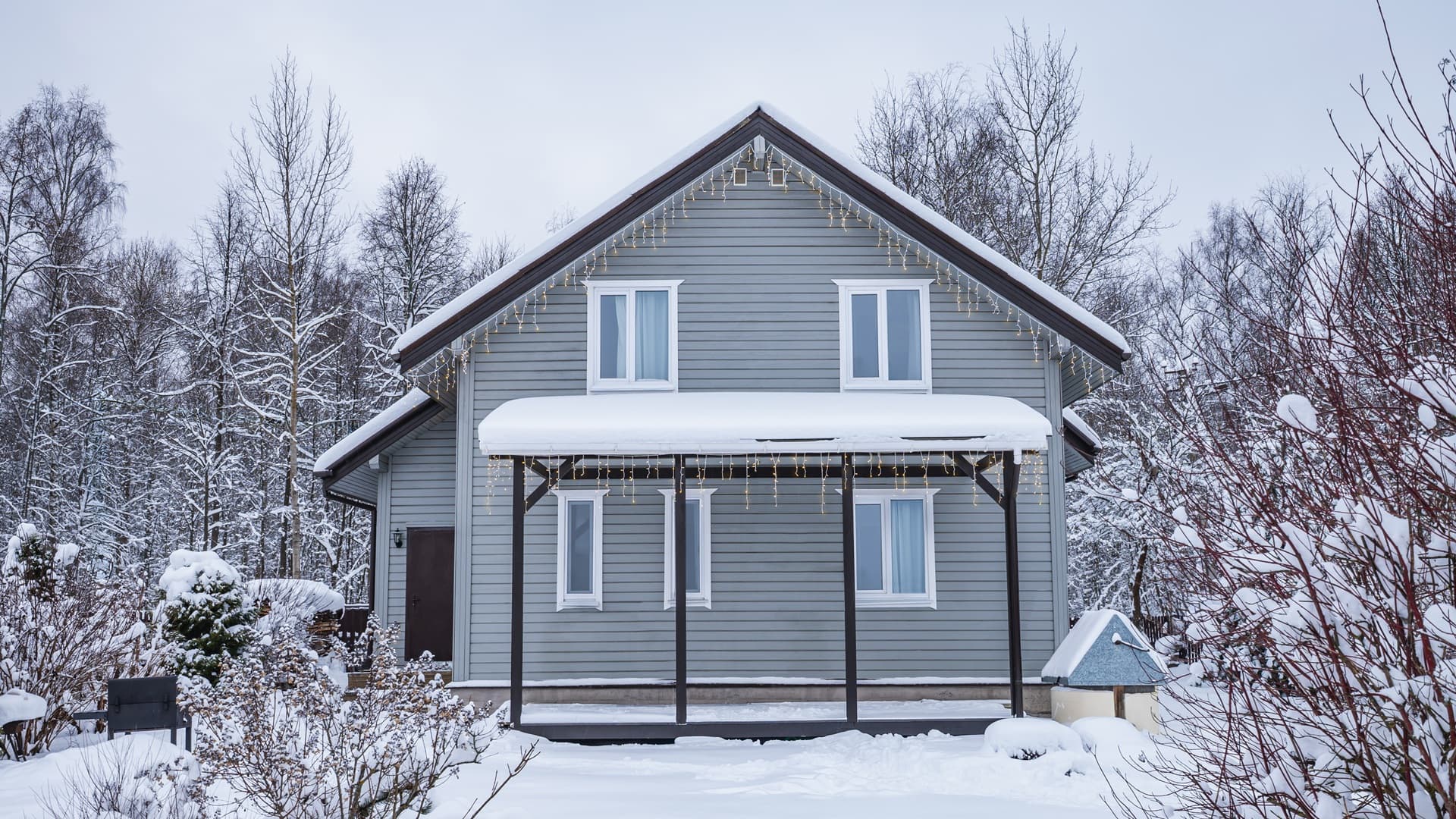 <p data-block-key="dsgcj">Säännöllisesti tarkastetut ja standardien mukaiset kattotikkaat ovat olennainen osa kiinteistön kokonaisvaltaista turvallisuutta. (Kuva: Envato)</p>