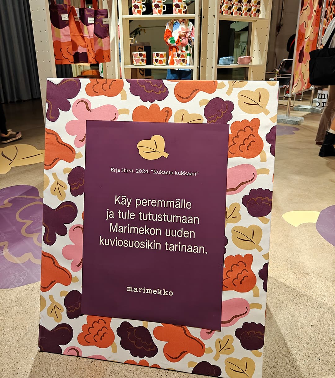 <p data-block-key="lbsmy">Erja Hirven suunnittelema Kukasta kukkaan -kuosi kokosi yhteen monta Habitaressa toistunutta sävyä: luumua, poltettua oranssia, roosaa ja sinappiin taittavaa beigeä. (Marimekko)</p>