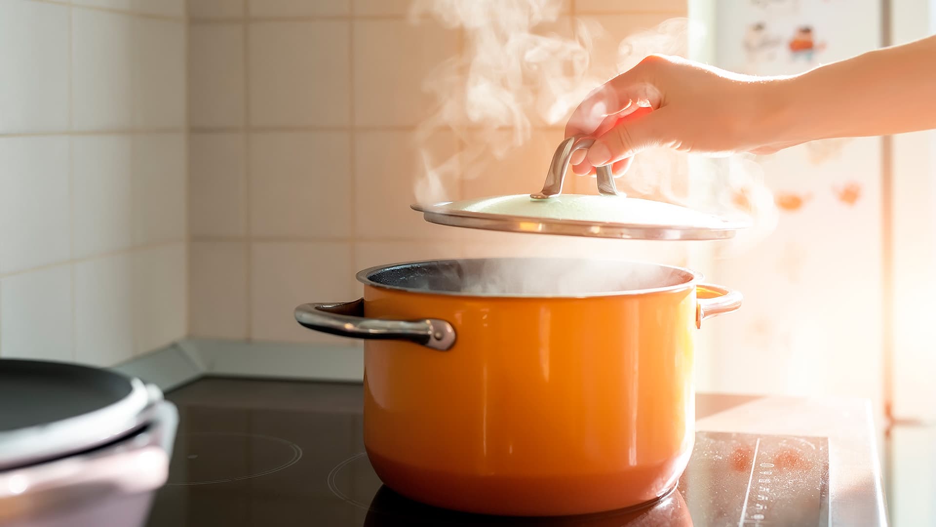 <p data-block-key="9ionm">Palovaroittimen sijoituspaikka vaikuttaa laitteen toimintaan. Ilmanvaihdon läheisyydessä ilmavirtaus voi kuljettaa pölyä varoittimeen tai ruuanlaitto aiheuttaa turhia hälytyksiä. </p>